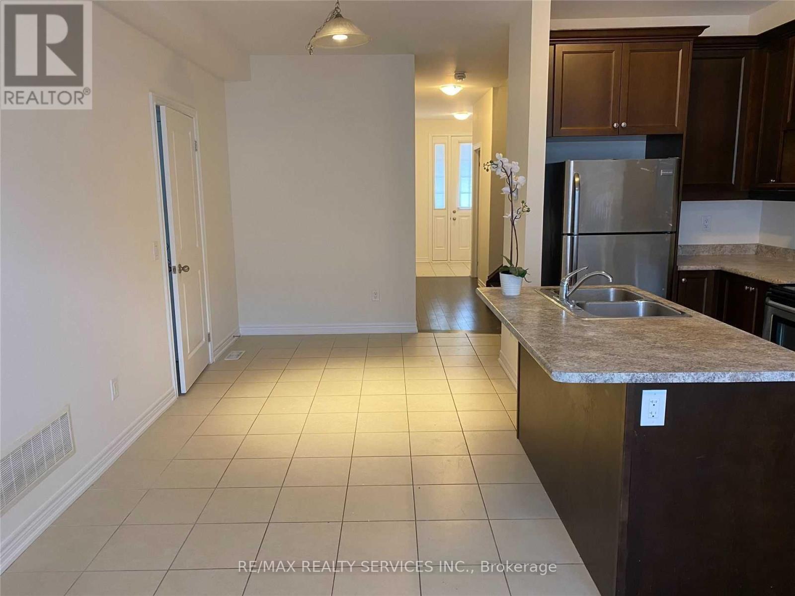 43 Hogan Manor Drive, Brampton, Ontario  L7A 4V3 - Photo 6 - W13758374