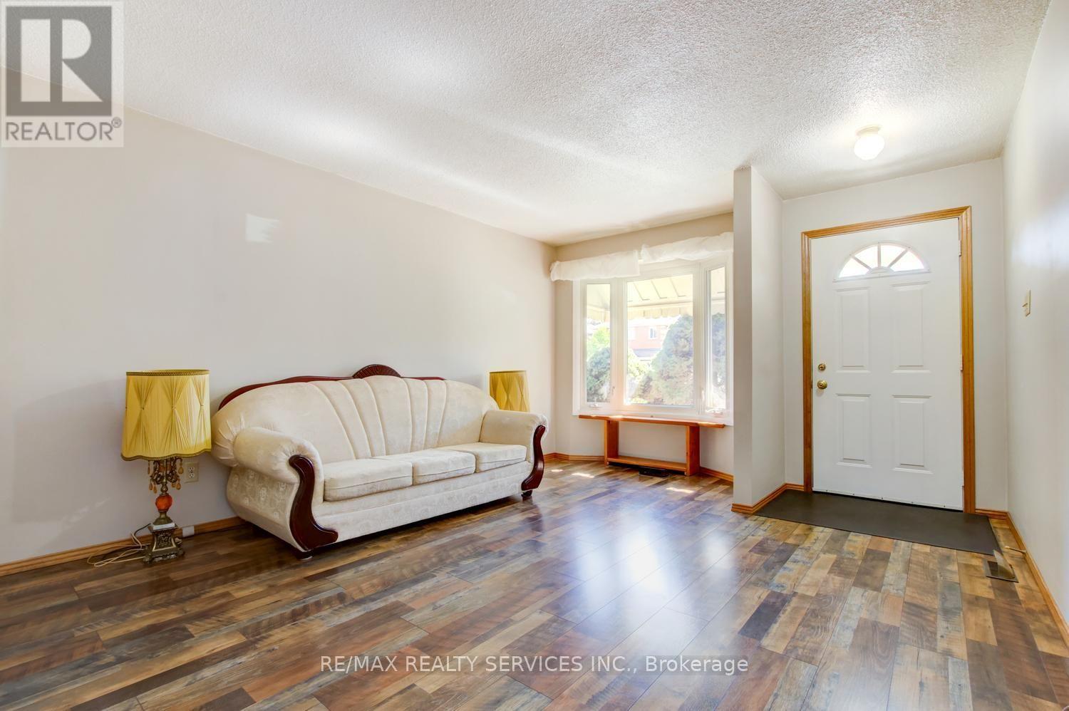 41 Greenleaf Crescent, Brampton, Ontario  L6X 2V5 - Photo 4 - W13758378