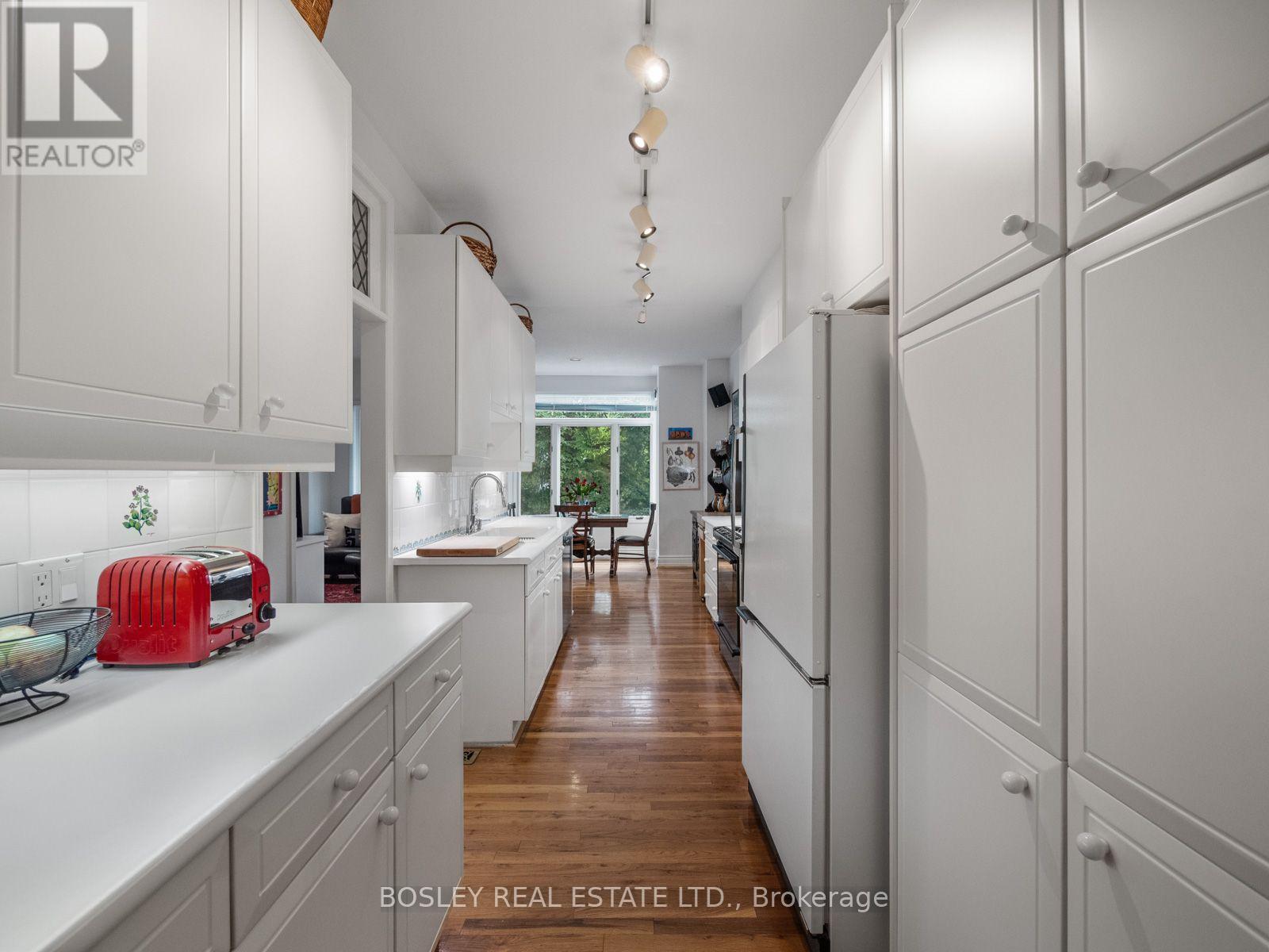 10 De Savery Crescent, Toronto, Ontario  M4S 2L2 - Photo 2 - C13758554