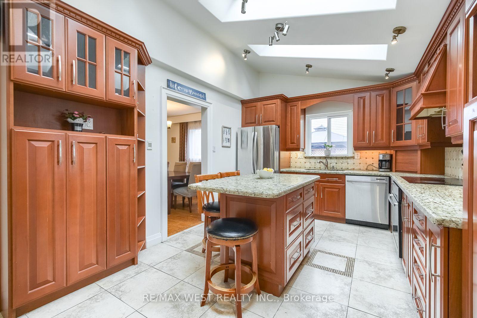 347 Karen Park Crescent, Mississauga, Ontario L5A 3C8 - Photo 12 - W13758418