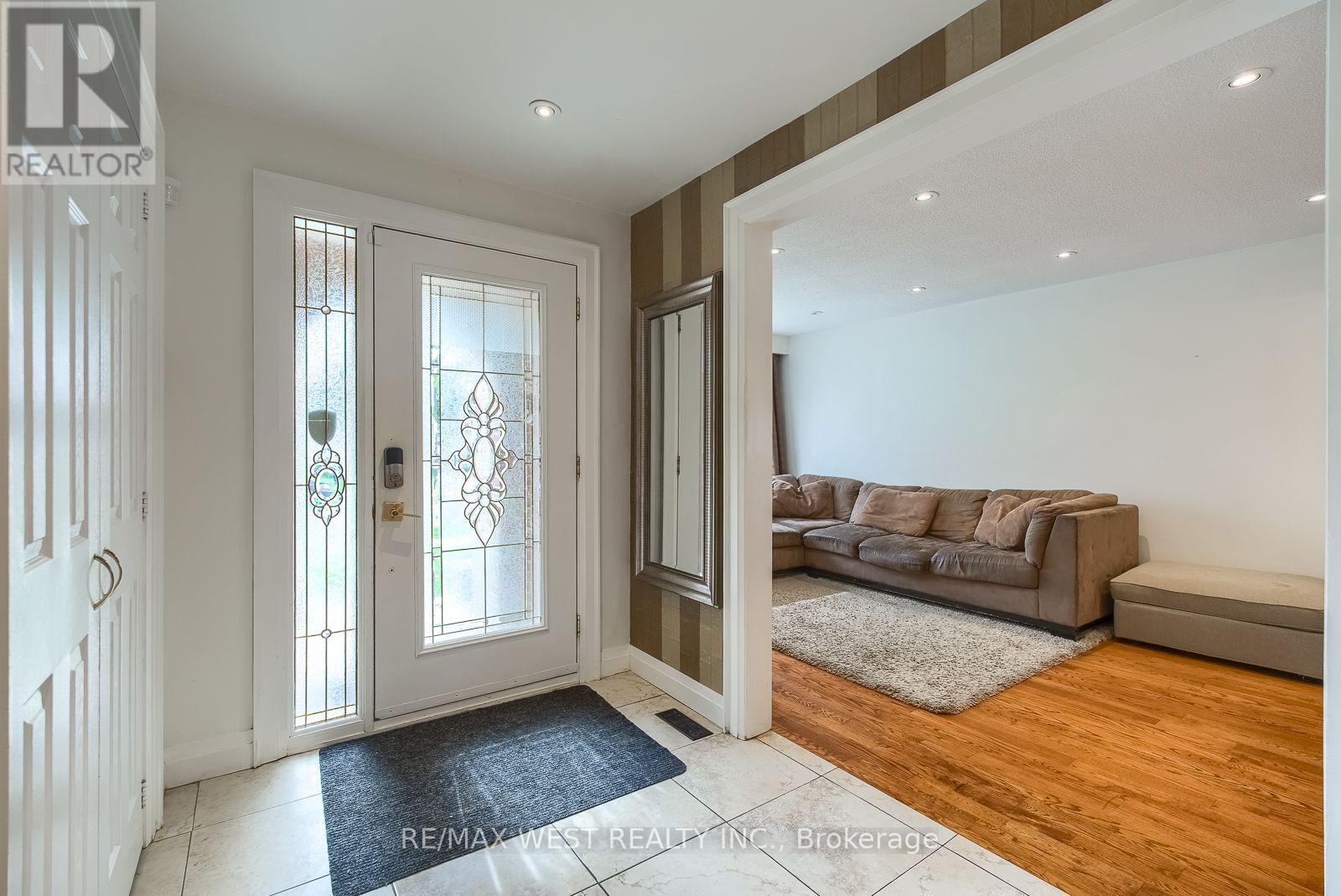 347 Karen Park Crescent, Mississauga, Ontario L5A 3C8 - Photo 5 - W13758418