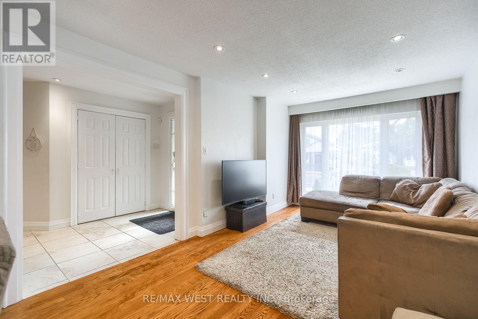347 Karen Park Crescent, Mississauga, Ontario L5A 3C8 - Photo 7 - W13758418