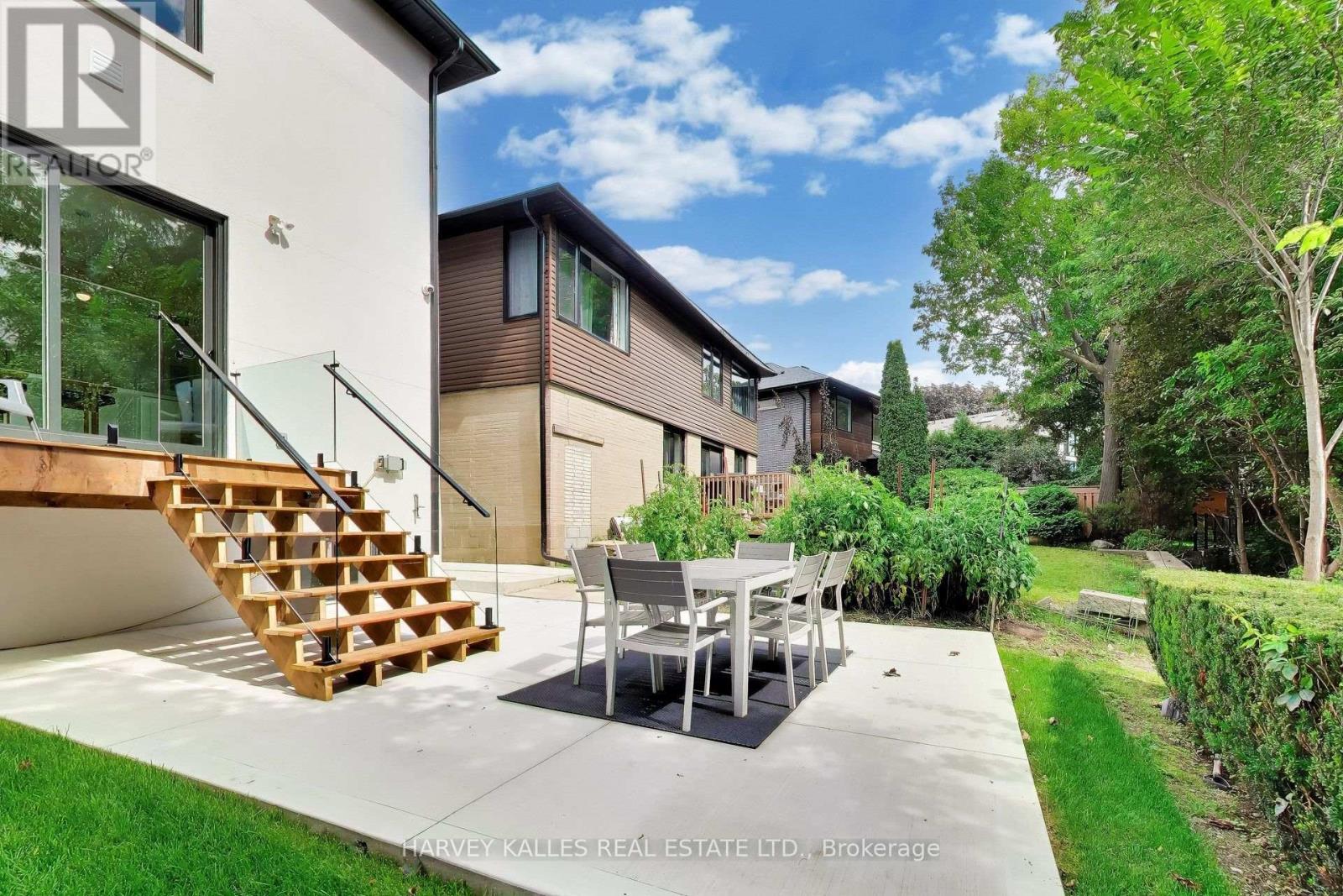 24 Ravenscrest Drive, Toronto, Ontario  M9B 5M7 - Photo 9 - W13758460