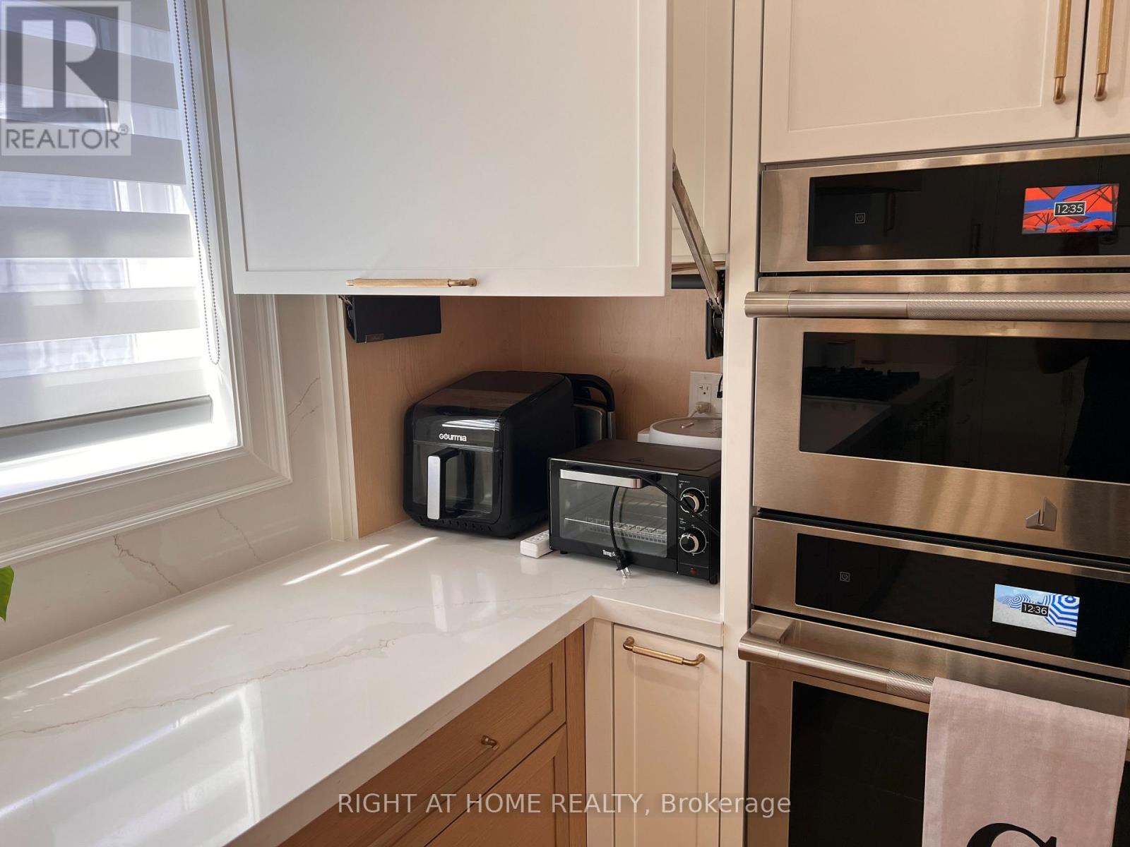 1916 Pagehurst Court, Mississauga, Ontario  L4X 1Y7 - Photo 10 - W13758462