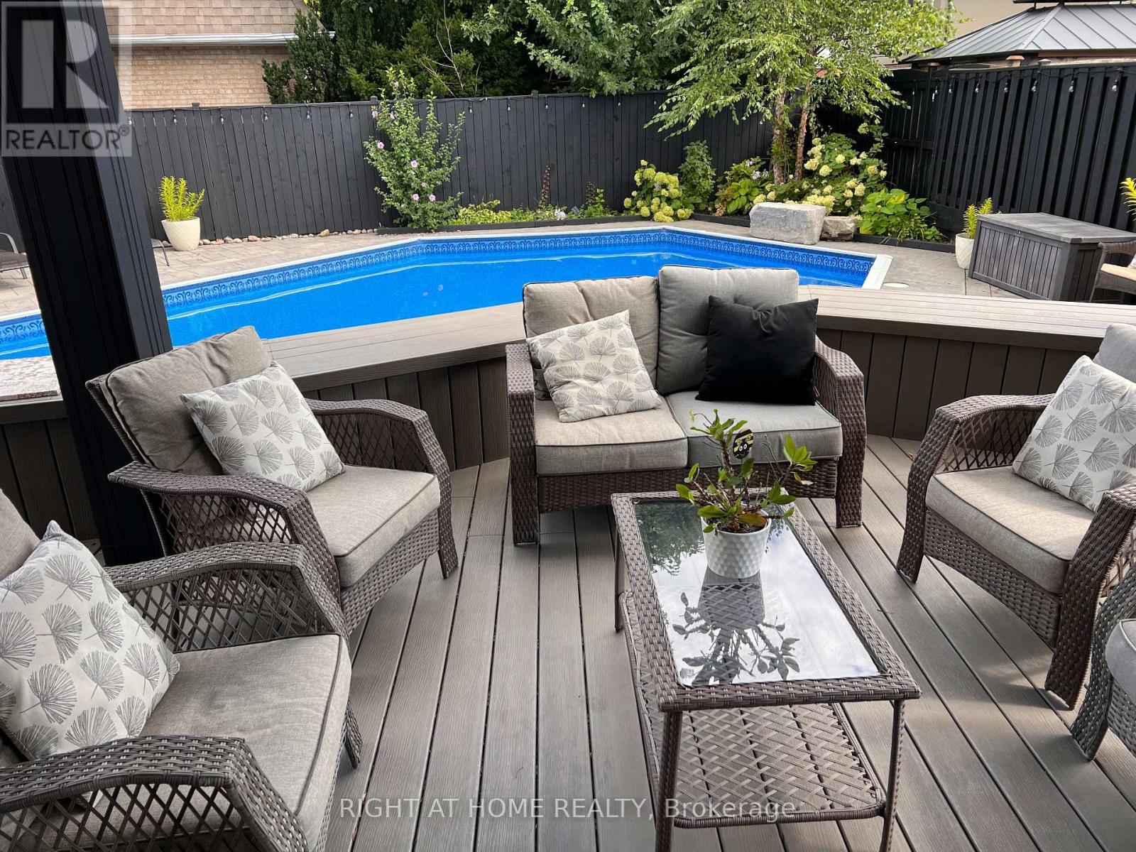 1916 Pagehurst Court, Mississauga, Ontario  L4X 1Y7 - Photo 33 - W13758462