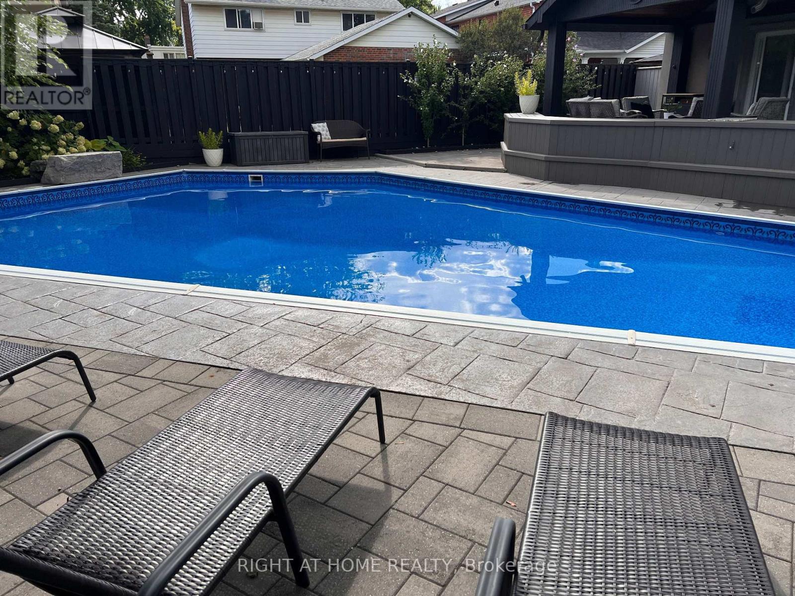 1916 Pagehurst Court, Mississauga, Ontario  L4X 1Y7 - Photo 37 - W13758462