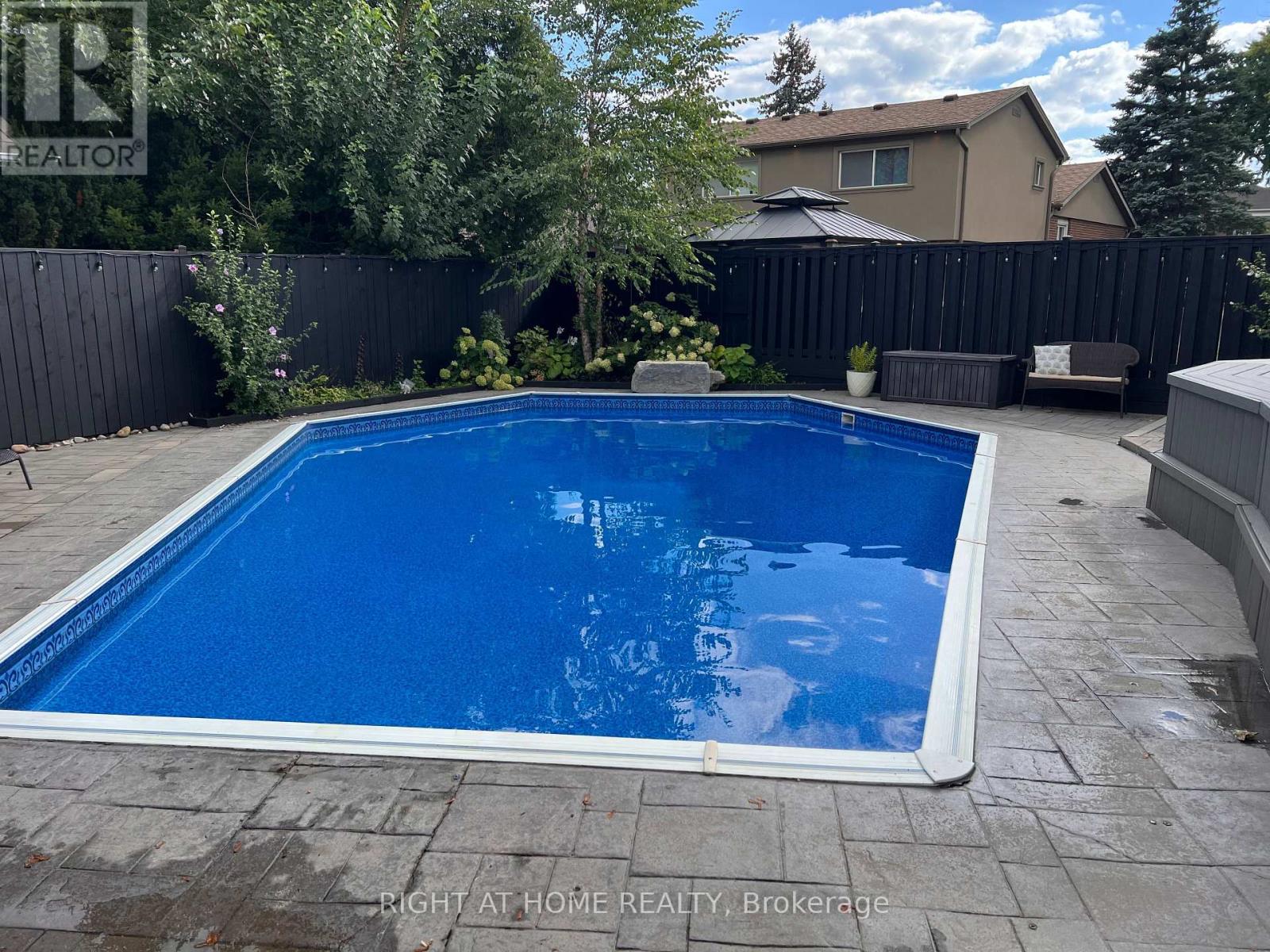 1916 Pagehurst Court, Mississauga, Ontario  L4X 1Y7 - Photo 38 - W13758462