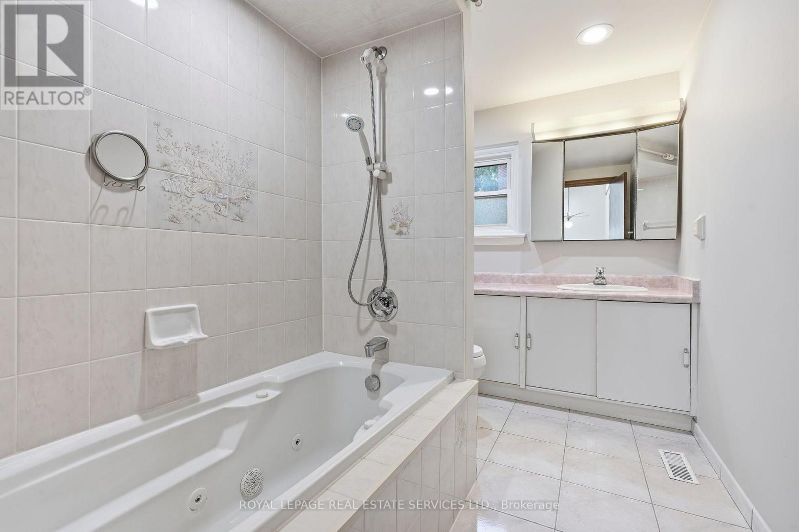 60 Bowshelm Court, Mississauga, Ontario  L5N 1K1 - Photo 25 - W13758716
