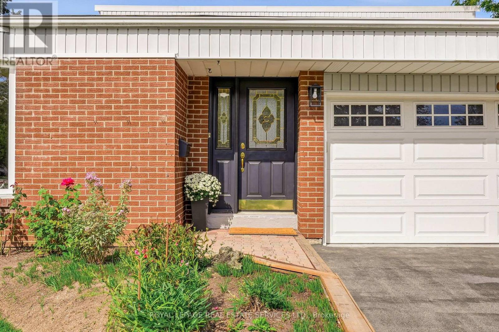 60 Bowshelm Court, Mississauga, Ontario  L5N 1K1 - Photo 3 - W13758716