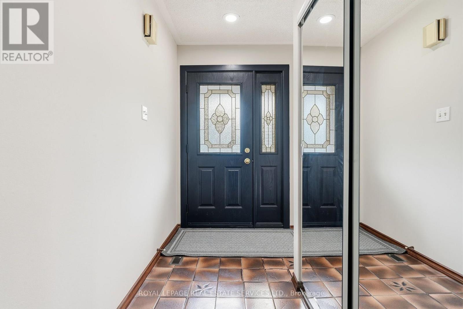 60 Bowshelm Court, Mississauga, Ontario  L5N 1K1 - Photo 4 - W13758716