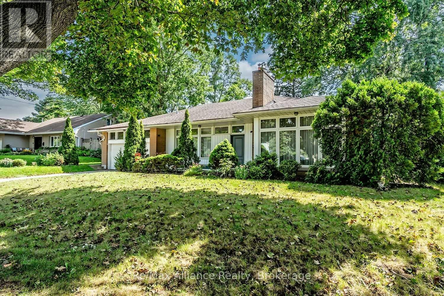 410 The Kingsway, Toronto, Ontario  M9A 3V9 - Photo 2 - W13755900