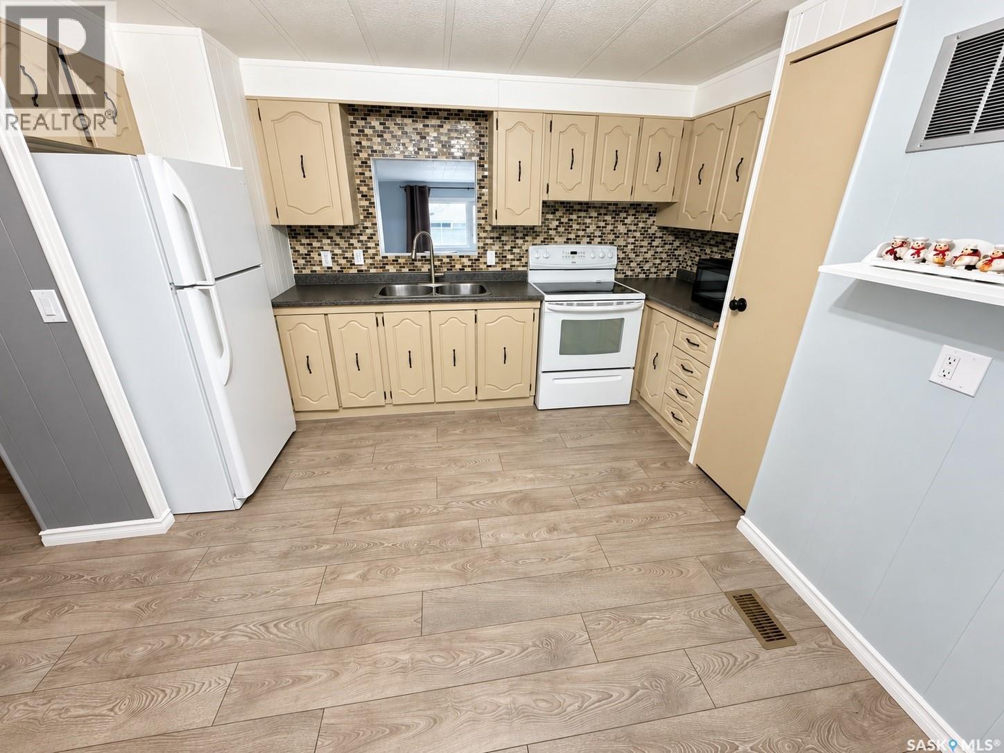 1746 Coteau Avenue, Weyburn, Saskatchewan  S4H 2R7 - Photo 2 - SK047860
