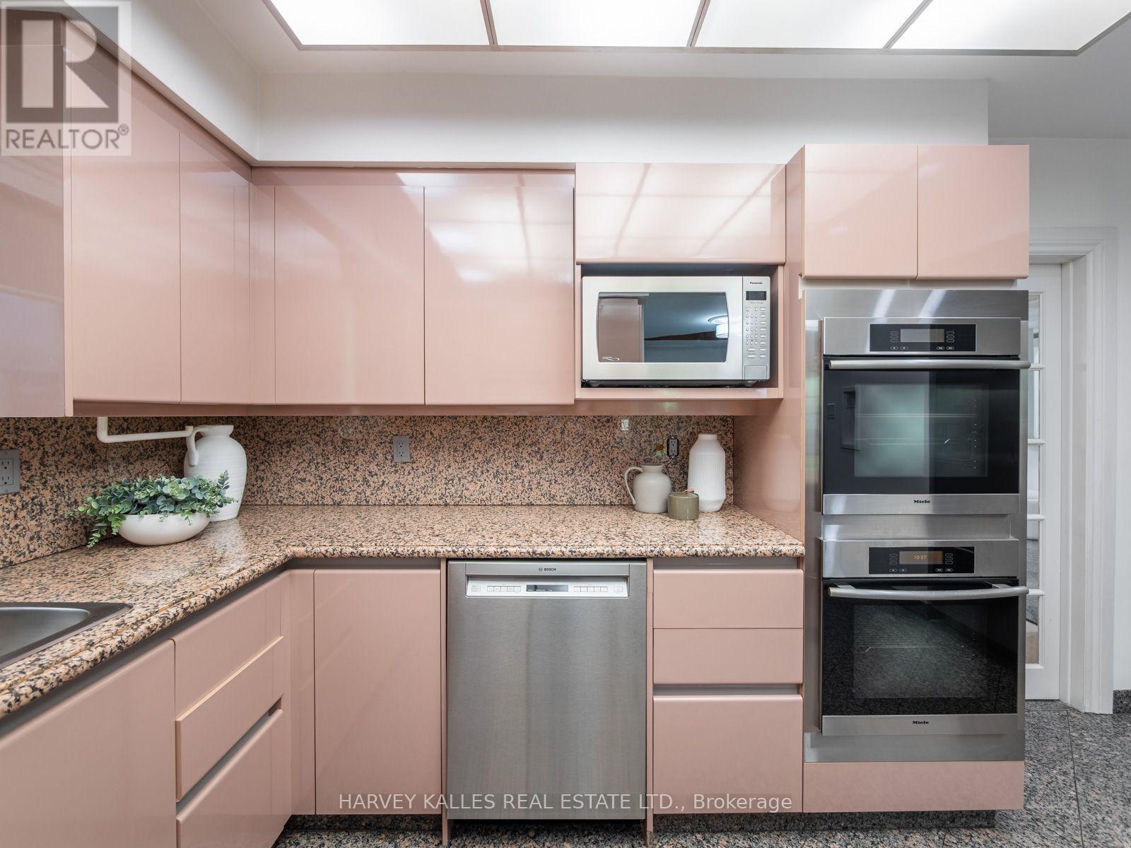 26 Vesta Drive, Toronto, Ontario  M5P 2Z5 - Photo 15 - C13759092