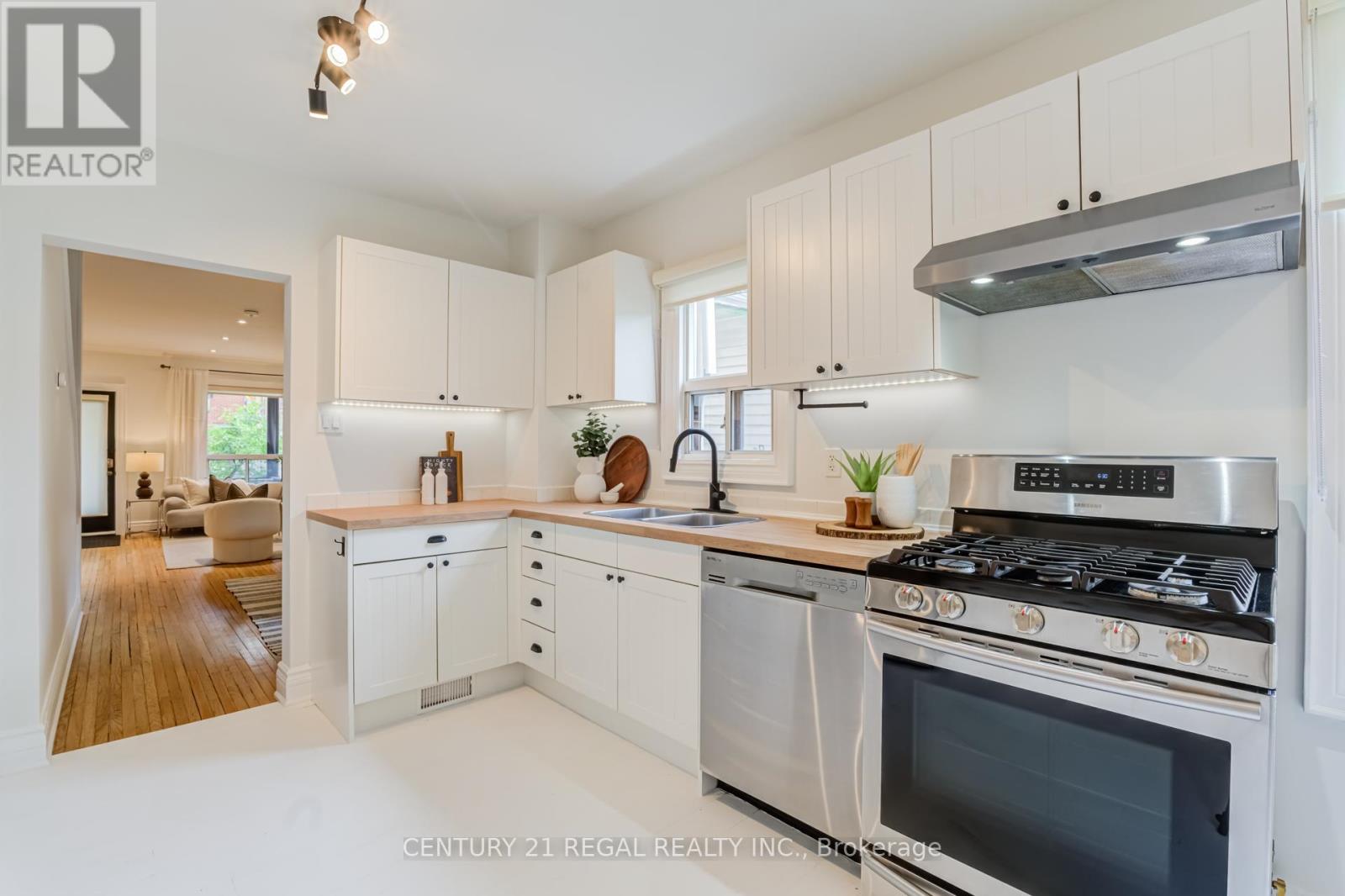 213 Boulton Avenue, Toronto, Ontario  M4M 2J8 - Photo 15 - E13758852