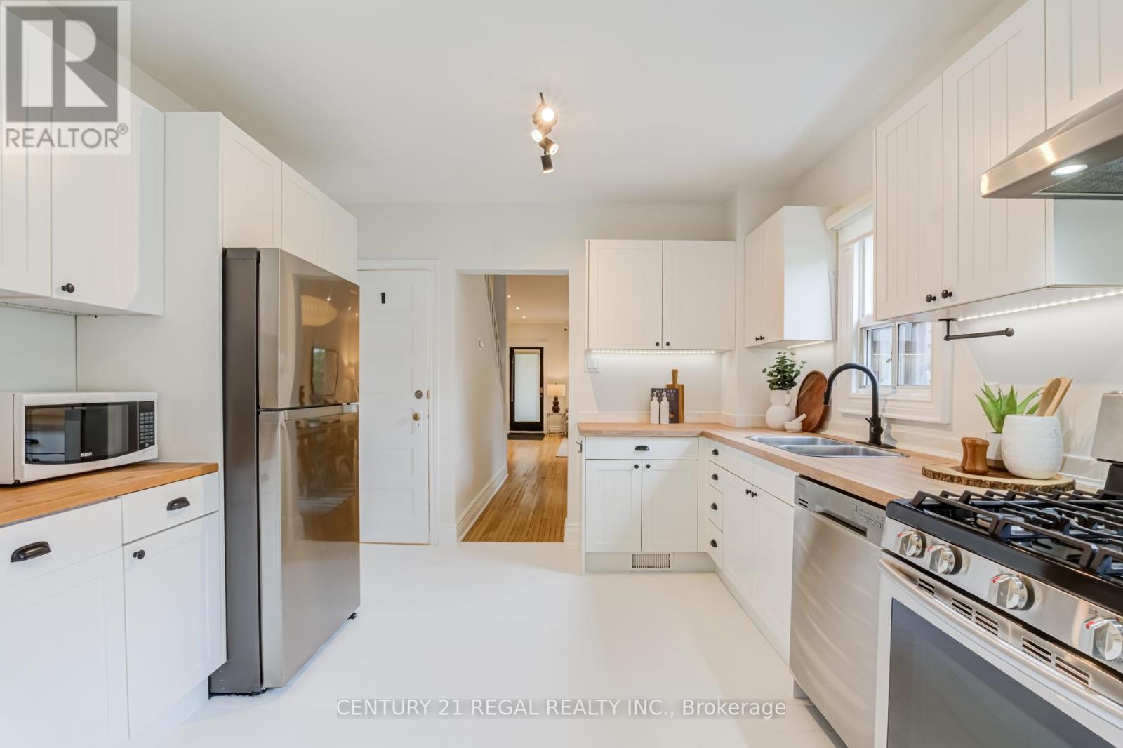213 Boulton Avenue, Toronto, Ontario  M4M 2J8 - Photo 16 - E13758852