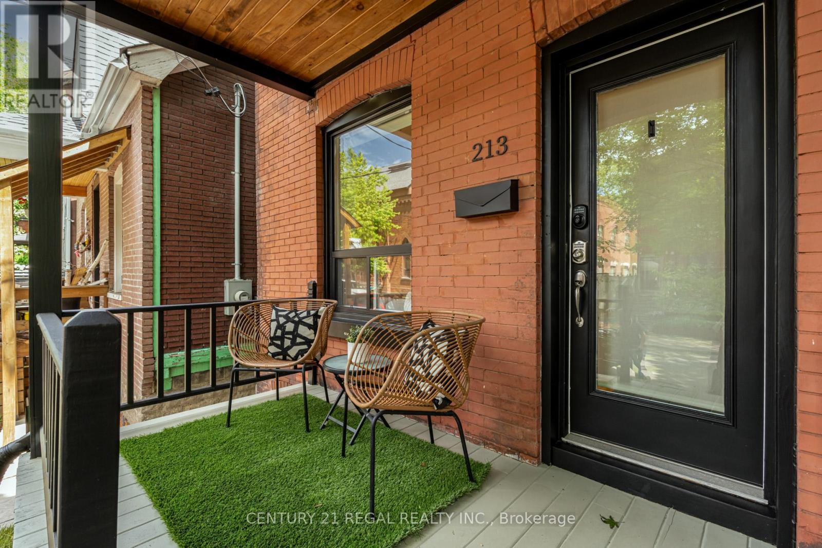 213 Boulton Avenue, Toronto, Ontario  M4M 2J8 - Photo 4 - E13758852