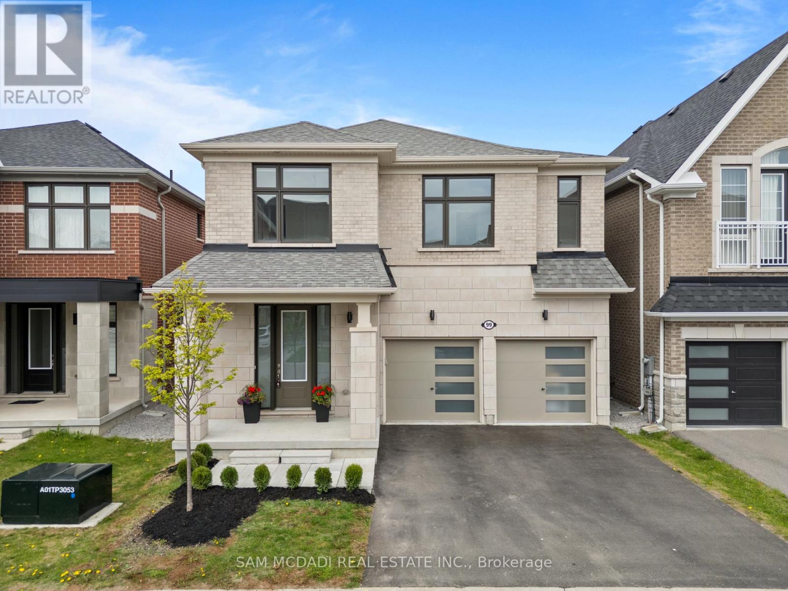 99 BLACK WALNUT COURT, Aurora, Ontario
