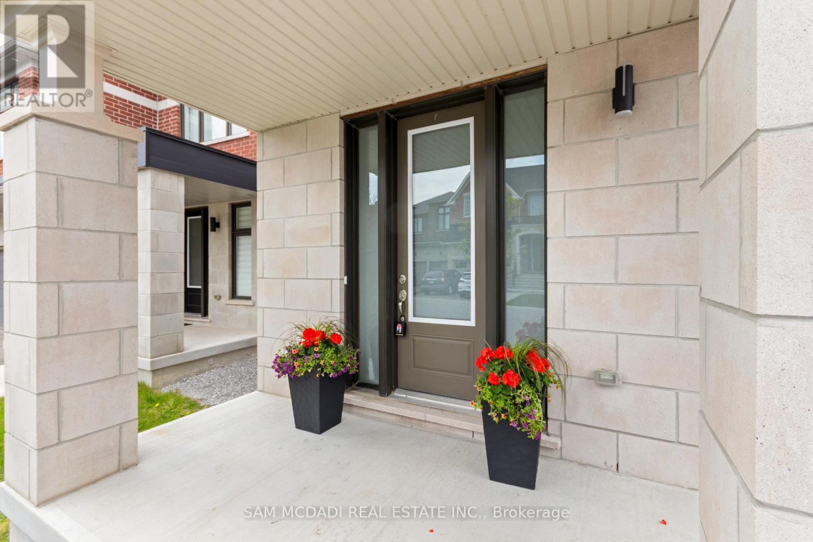 99 Black Walnut Court, Aurora, Ontario  L4G 3X7 - Photo 4 - N13759230