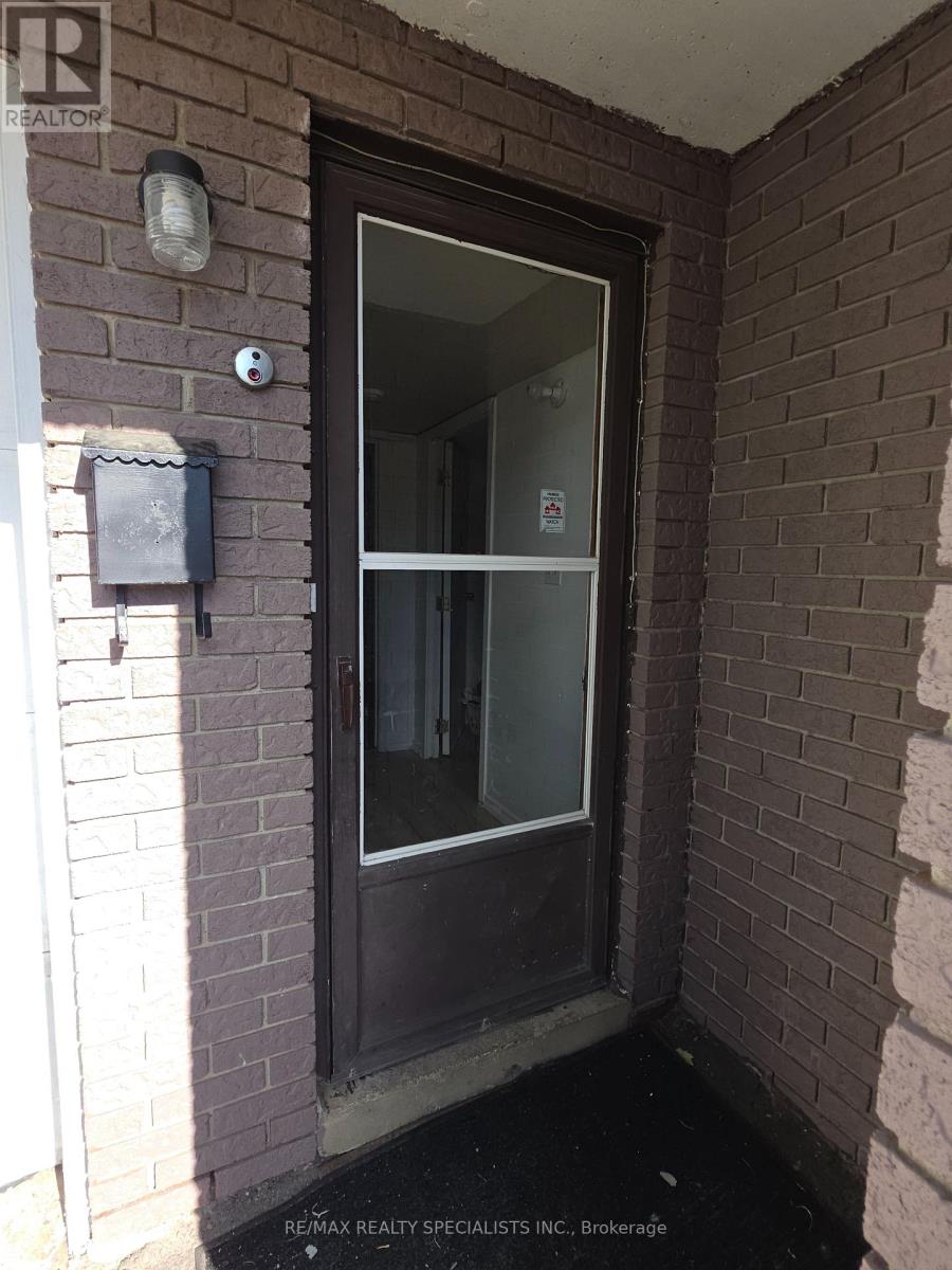 52 Simmons Boulevard, Brampton, Ontario  L6V 3V6 - Photo 3 - W13758840