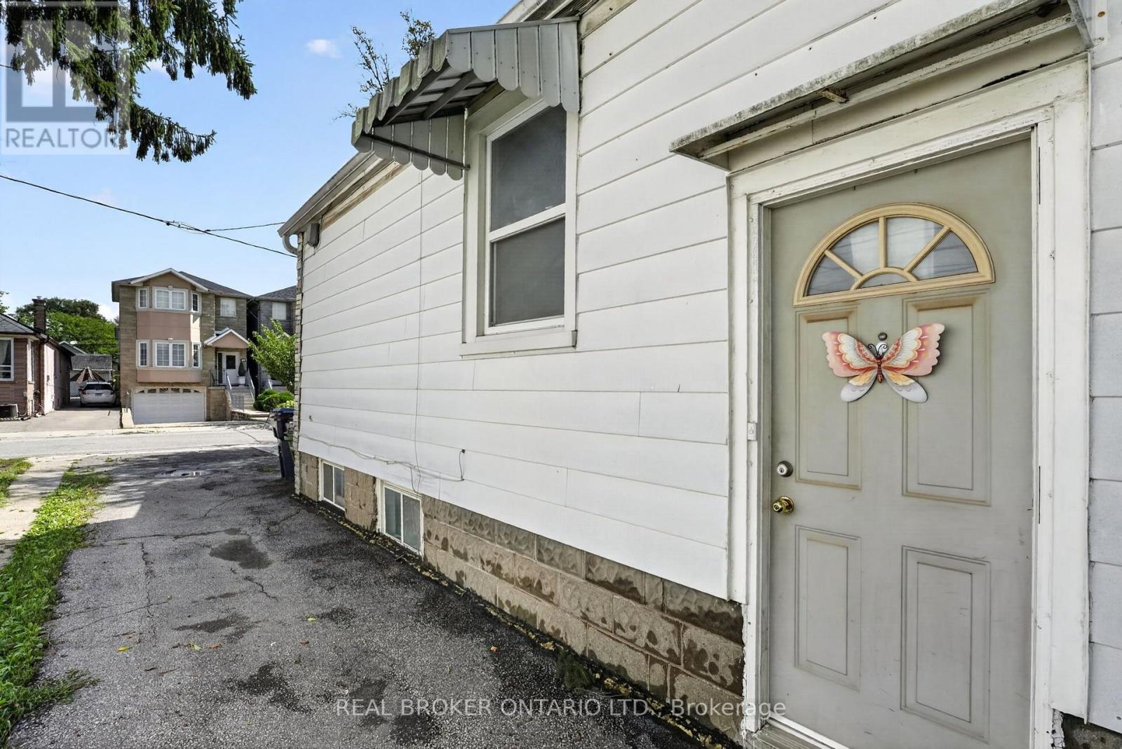 238 Chambers Avenue, Toronto, Ontario  M6M 3L5 - Photo 4 - W13759148
