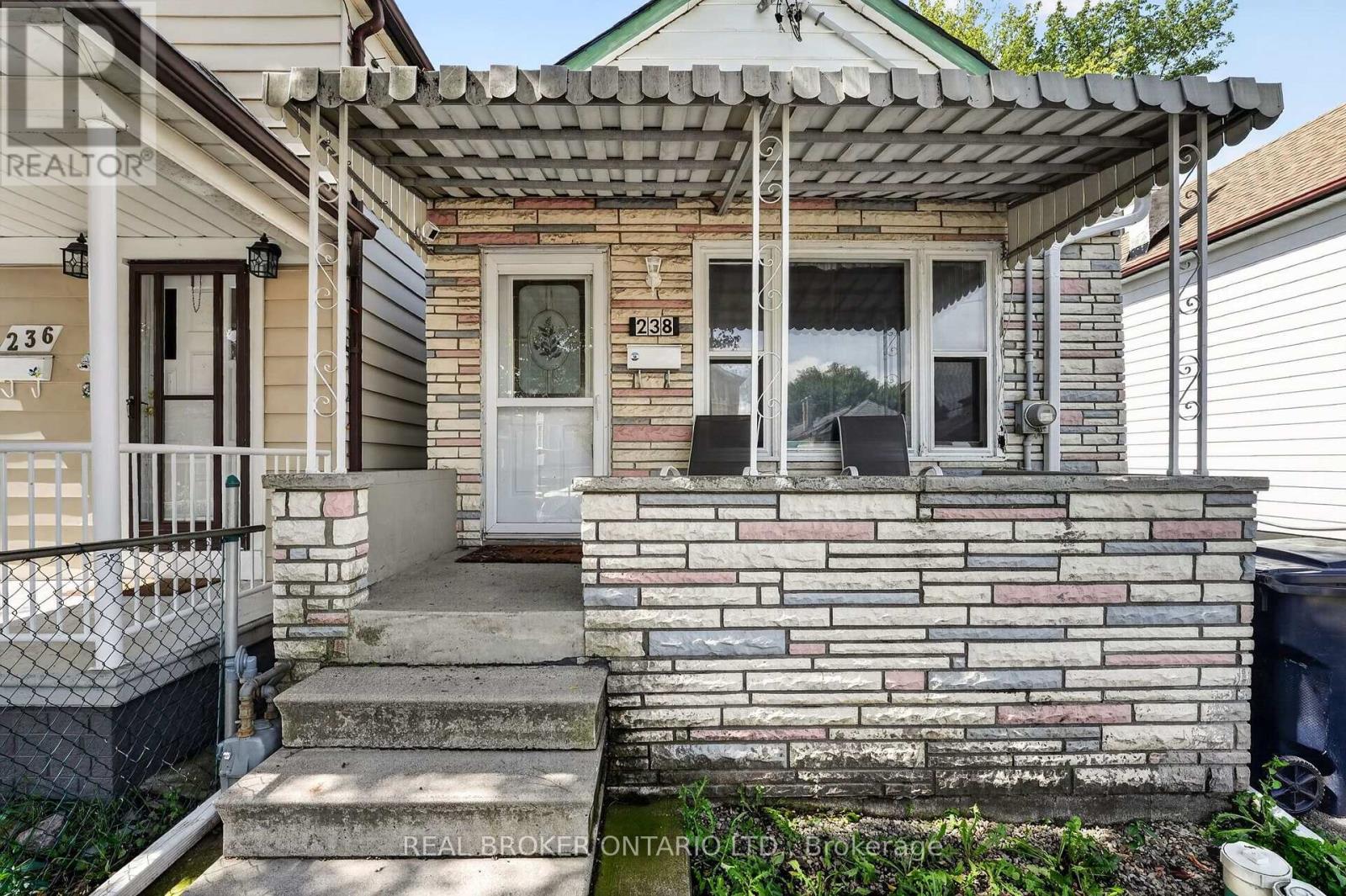 238 Chambers Avenue, Toronto, Ontario  M6M 3L5 - Photo 8 - W13759148