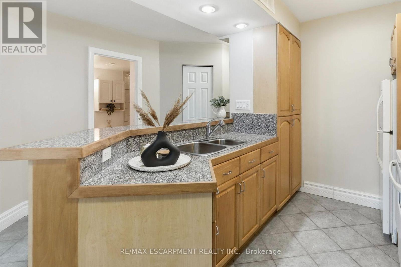 Ph 802 - 101 Queen Street S, Hamilton, Ontario  L8P 3R9 - Photo 4 - X13759006