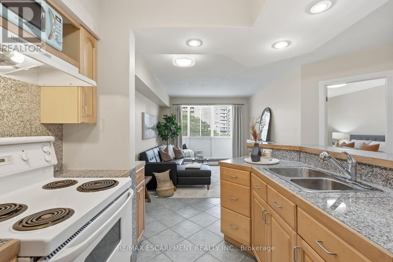 Ph 802 - 101 Queen Street S, Hamilton, Ontario  L8P 3R9 - Photo 6 - X13759006