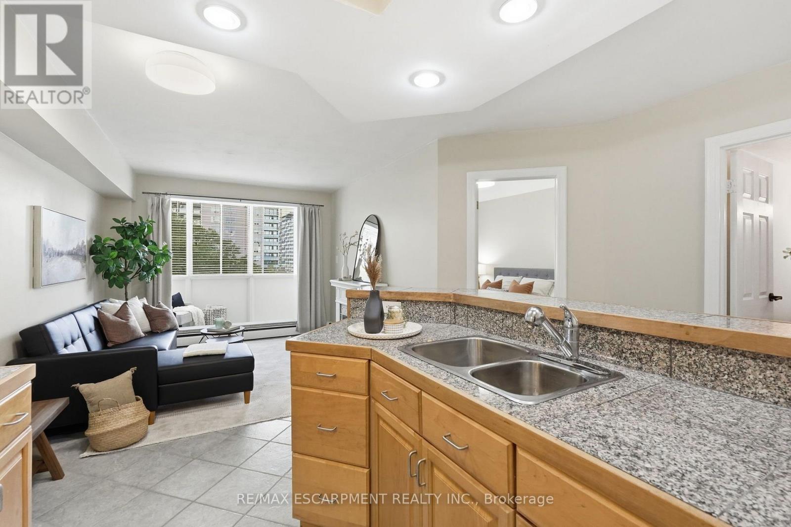 Ph 802 - 101 Queen Street S, Hamilton, Ontario  L8P 3R9 - Photo 7 - X13759006
