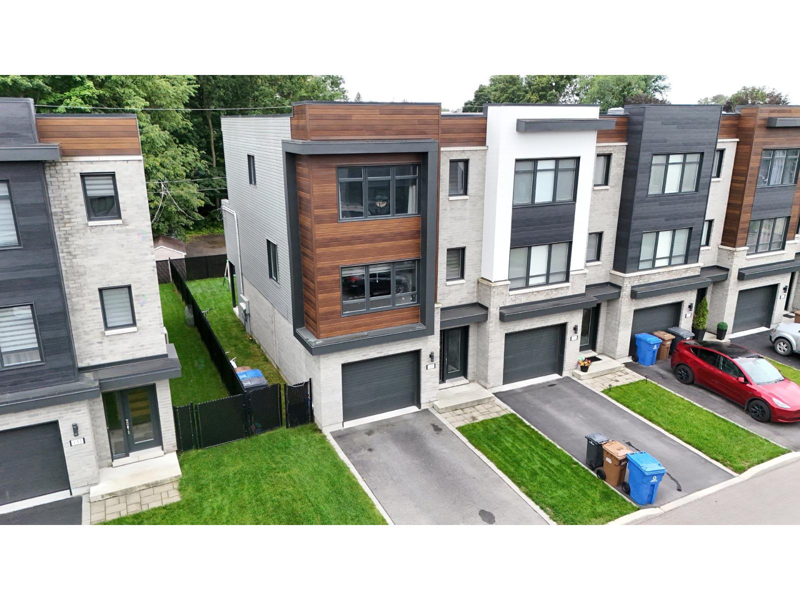 129 Rue Stephen-Hawking Châteauguay Quebec Canada J6K0K2 1
