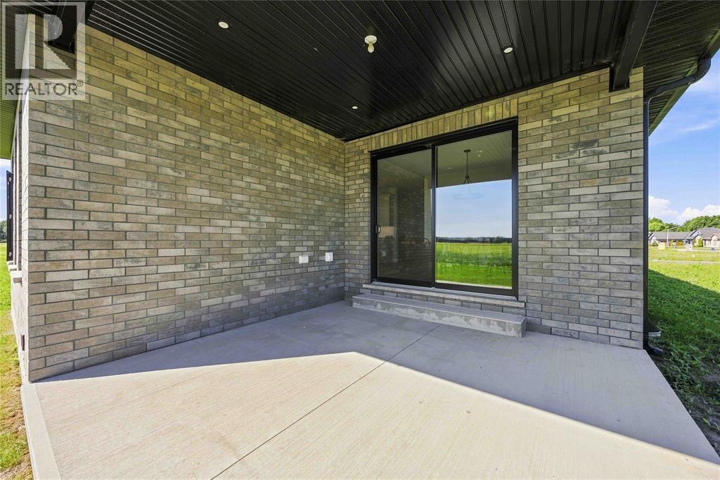 6936 Shoreside Drive, Plympton-Wyoming, Ontario  N0N 1E0 - Photo 46 - 26009123