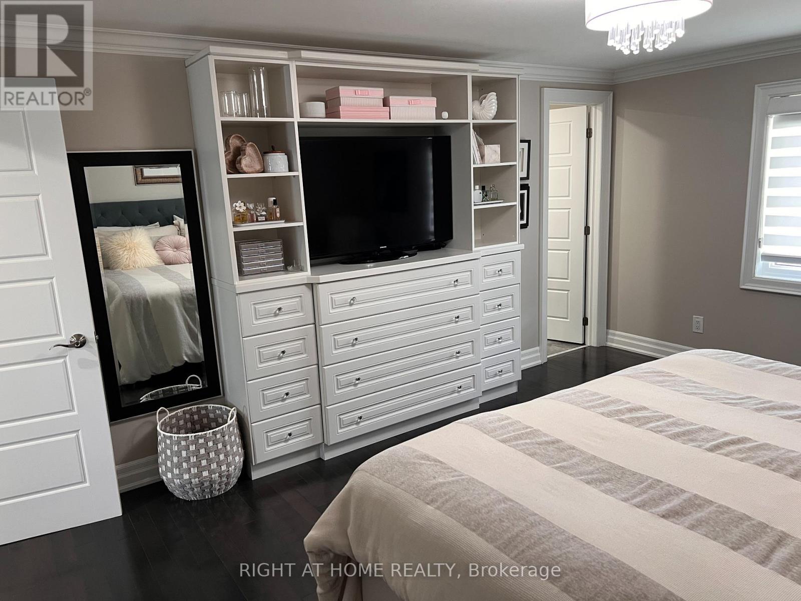 1916 Pagehurst Court, Mississauga, Ontario  L4X 1Y7 - Photo 21 - W13758462