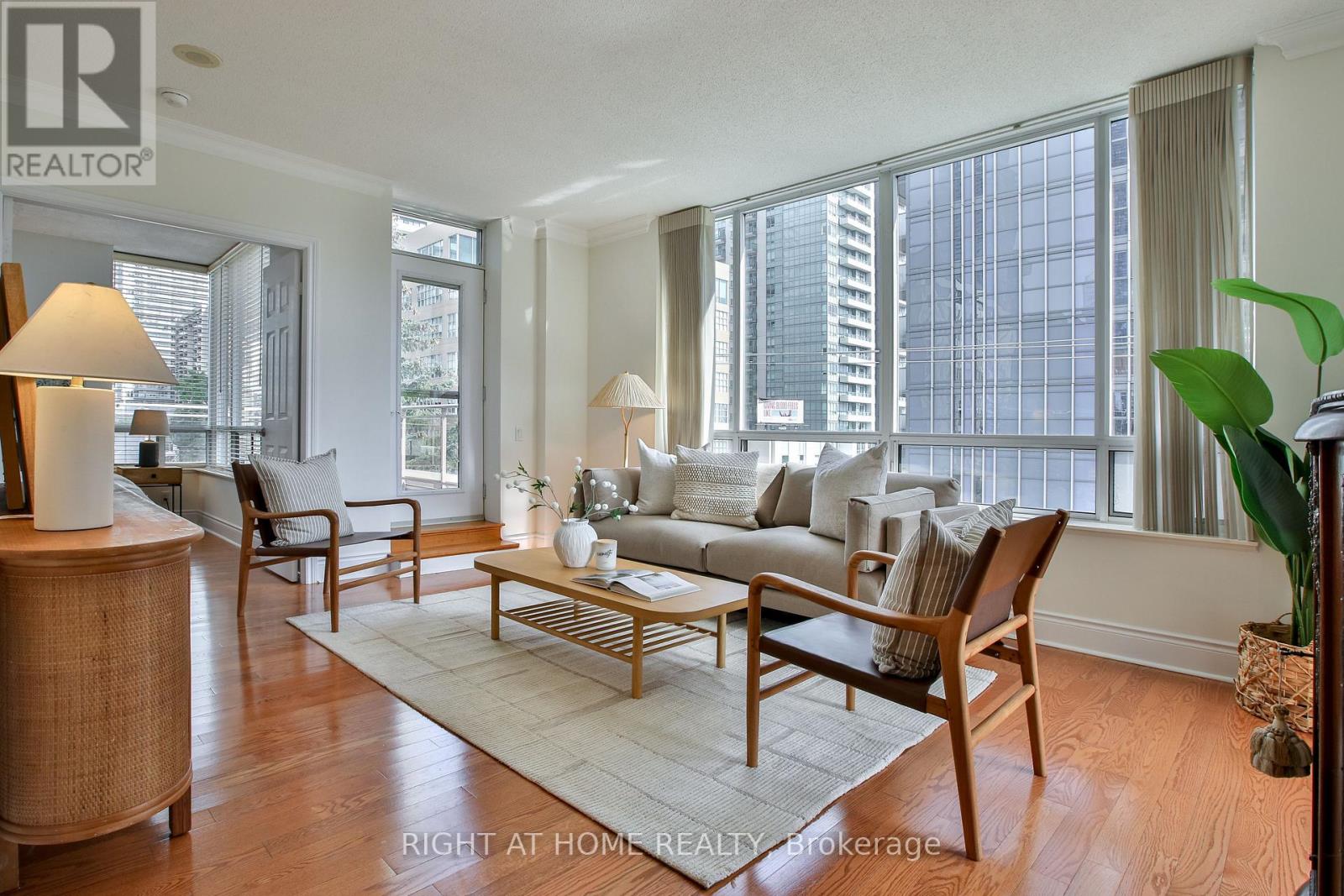 404 - 123 EGLINTON AVENUE E, Toronto, Ontario