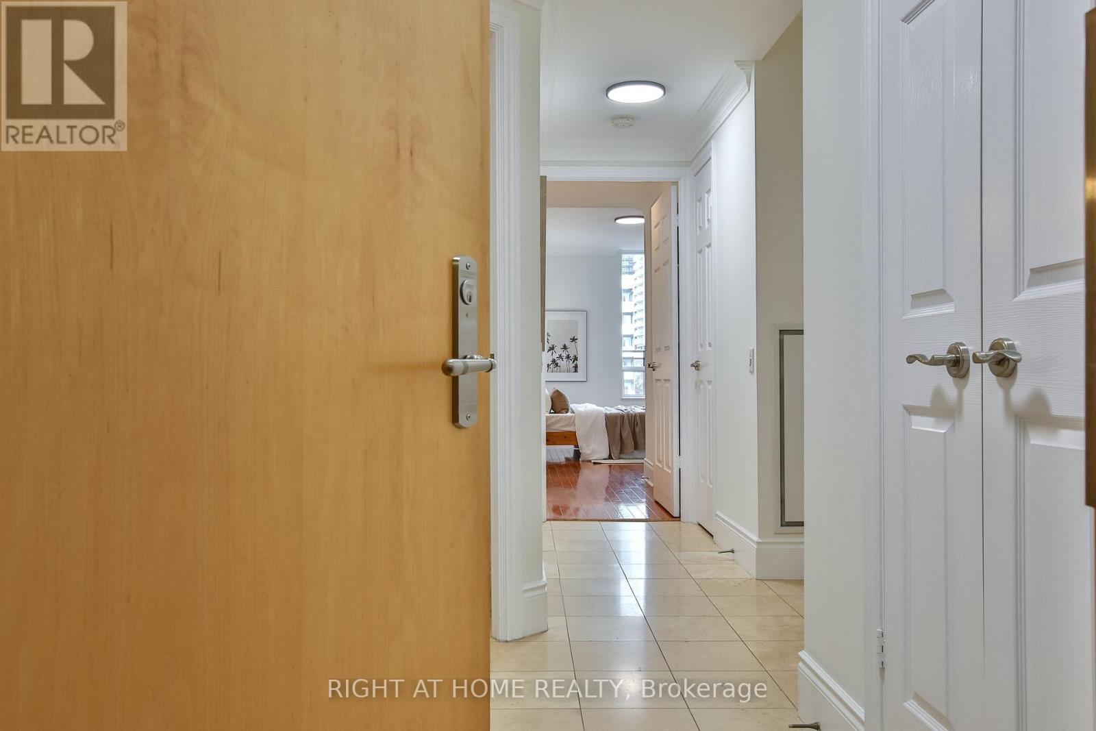 404 - 123 Eglinton Avenue E, Toronto, Ontario  M4P 1J2 - Photo 2 - C13759458