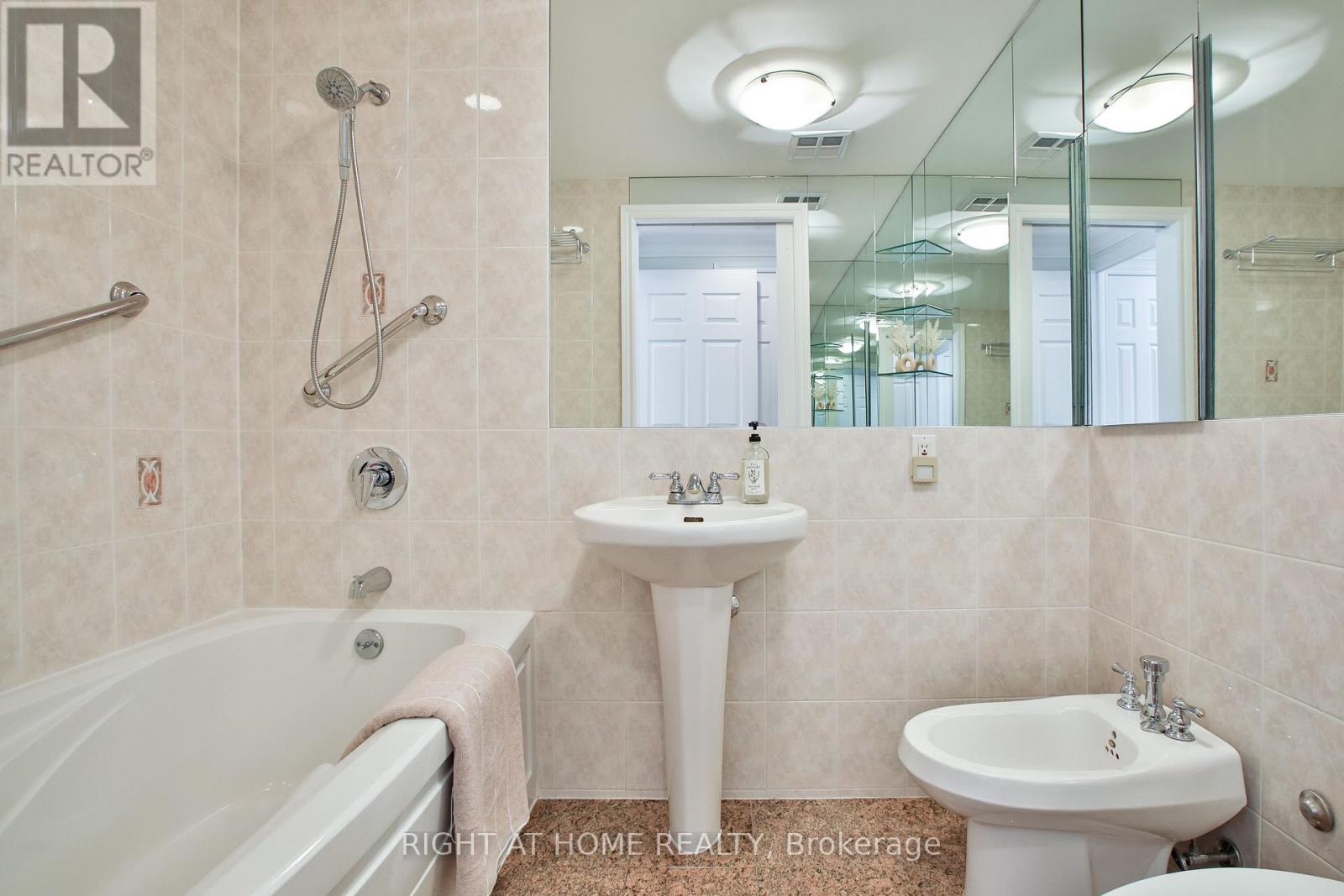 404 - 123 Eglinton Avenue E, Toronto, Ontario  M4P 1J2 - Photo 26 - C13759458
