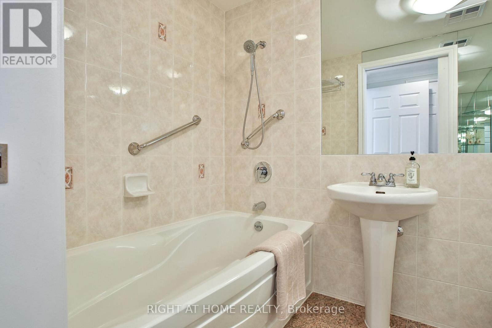 404 - 123 Eglinton Avenue E, Toronto, Ontario  M4P 1J2 - Photo 27 - C13759458