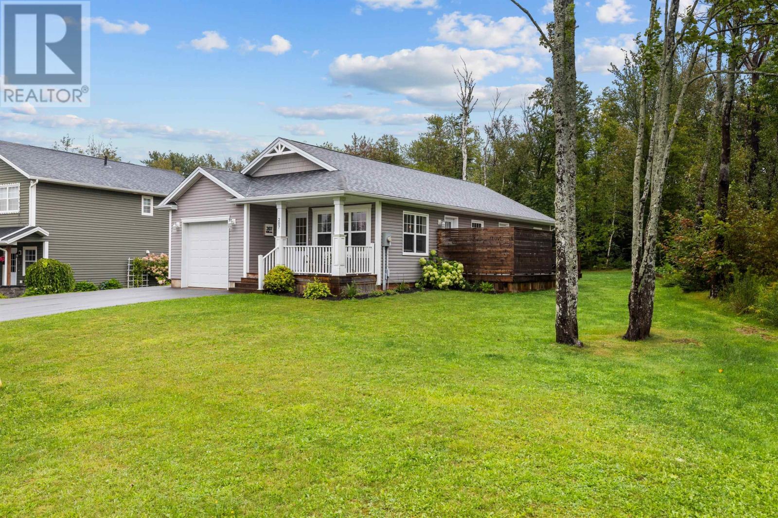 207 Hollis Avenue, Stratford, Prince Edward Island  C1B 4A1 - Photo 2 - 202622758