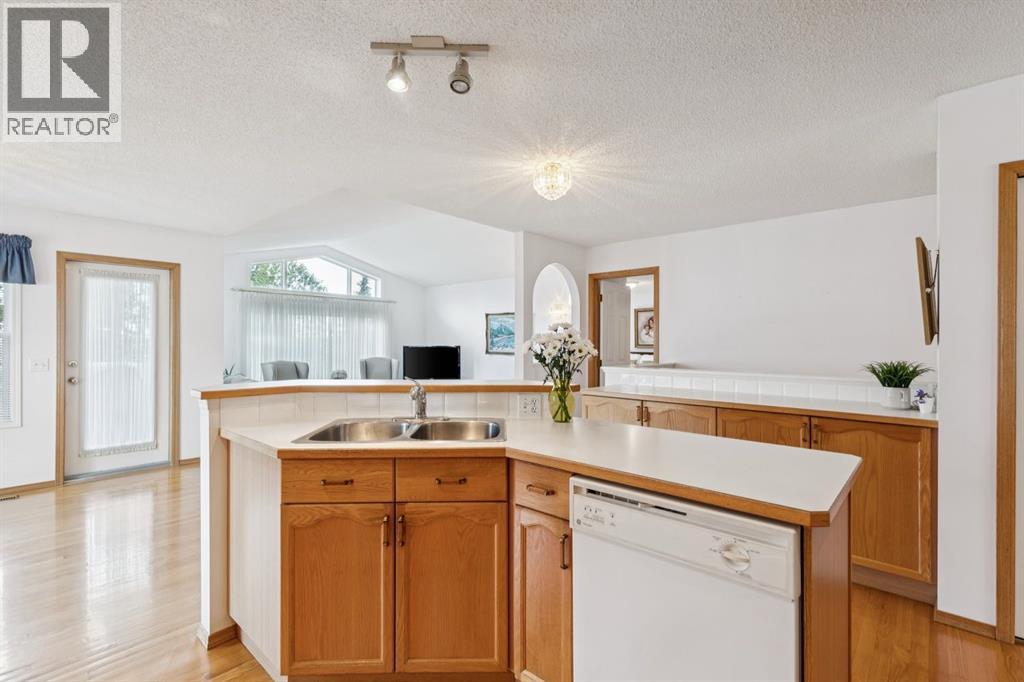 614 Sierra Madre Court SW, Calgary, Alberta  T3H 3M5 - Photo 5 - A2323804
