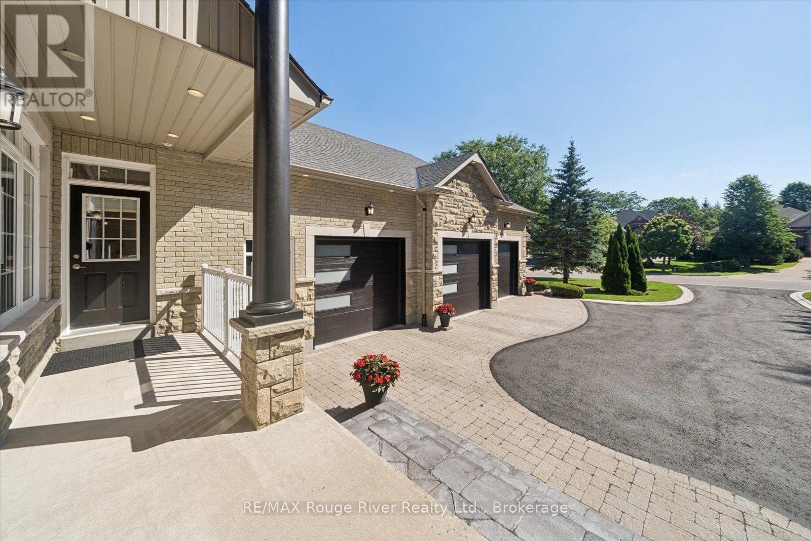 26 Hanover Court, Whitby, Ontario  L1N 7J2 - Photo 5 - E13759738