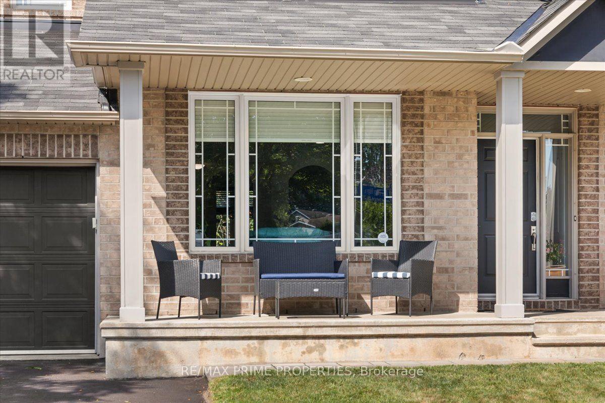 20 Quarry Ridge Drive, Ottawa, Ontario  K1C 7S2 - Photo 2 - X13759870