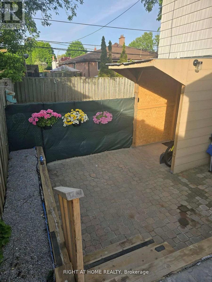 869 Grenoble Boulevard E, Pickering, Ontario  L1W 1T7 - Photo 3 - E13759998