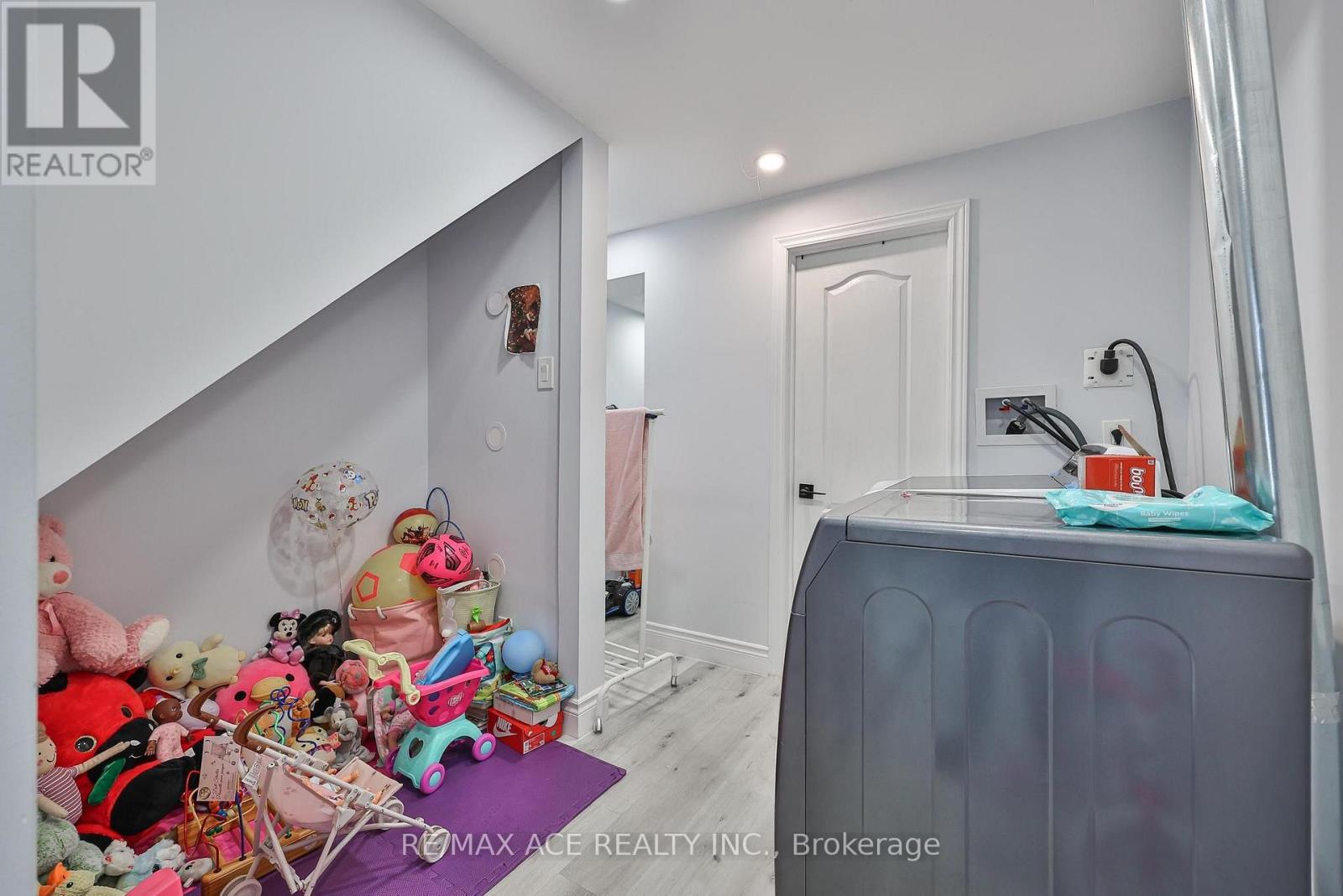 1819 Misthollow Drive, Pickering, Ontario  L1X 0A7 - Photo 24 - E13760022