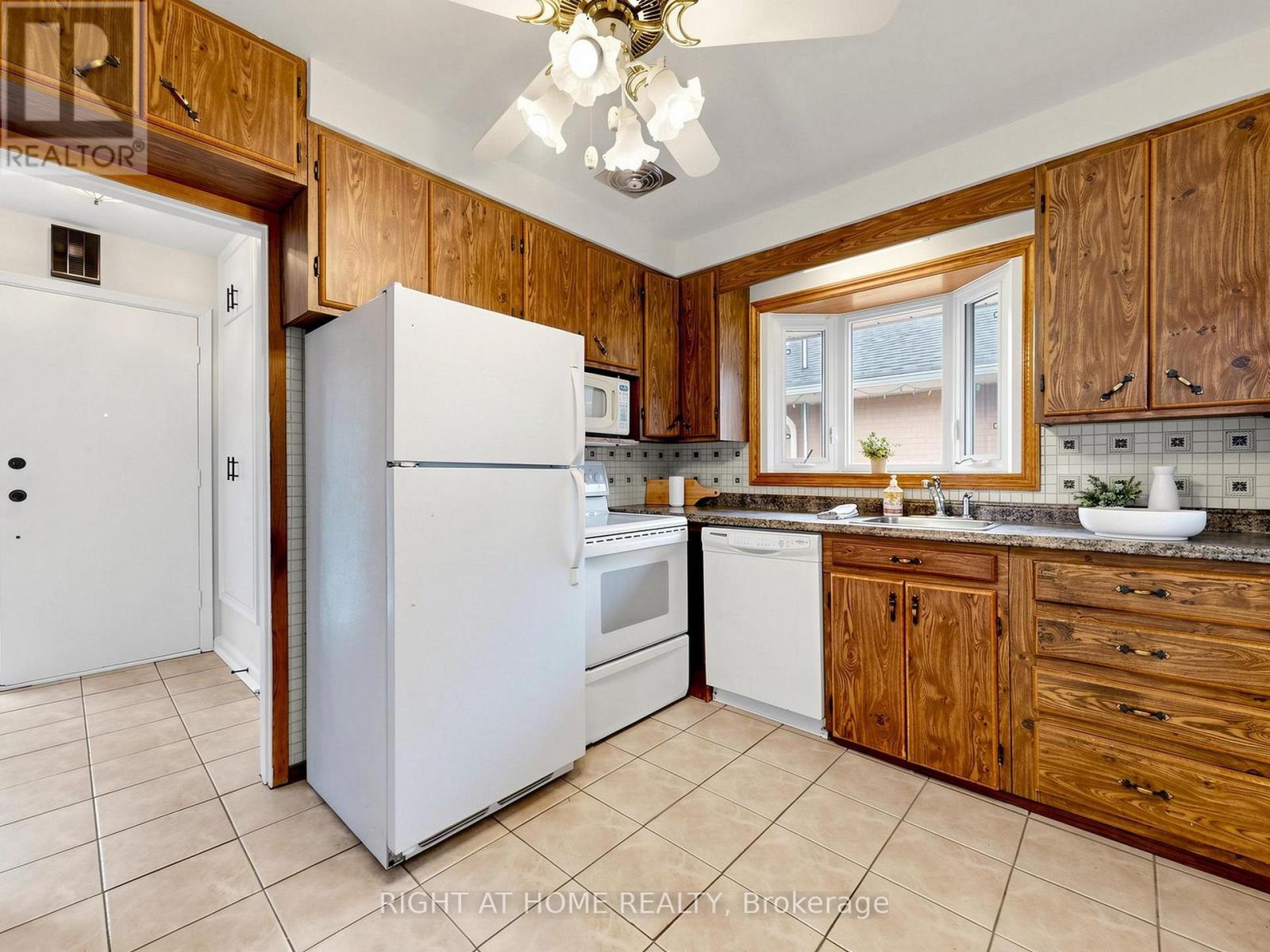 36 Joanna Drive E, Toronto, Ontario M1R 4J1 - Photo 8 - E13760054