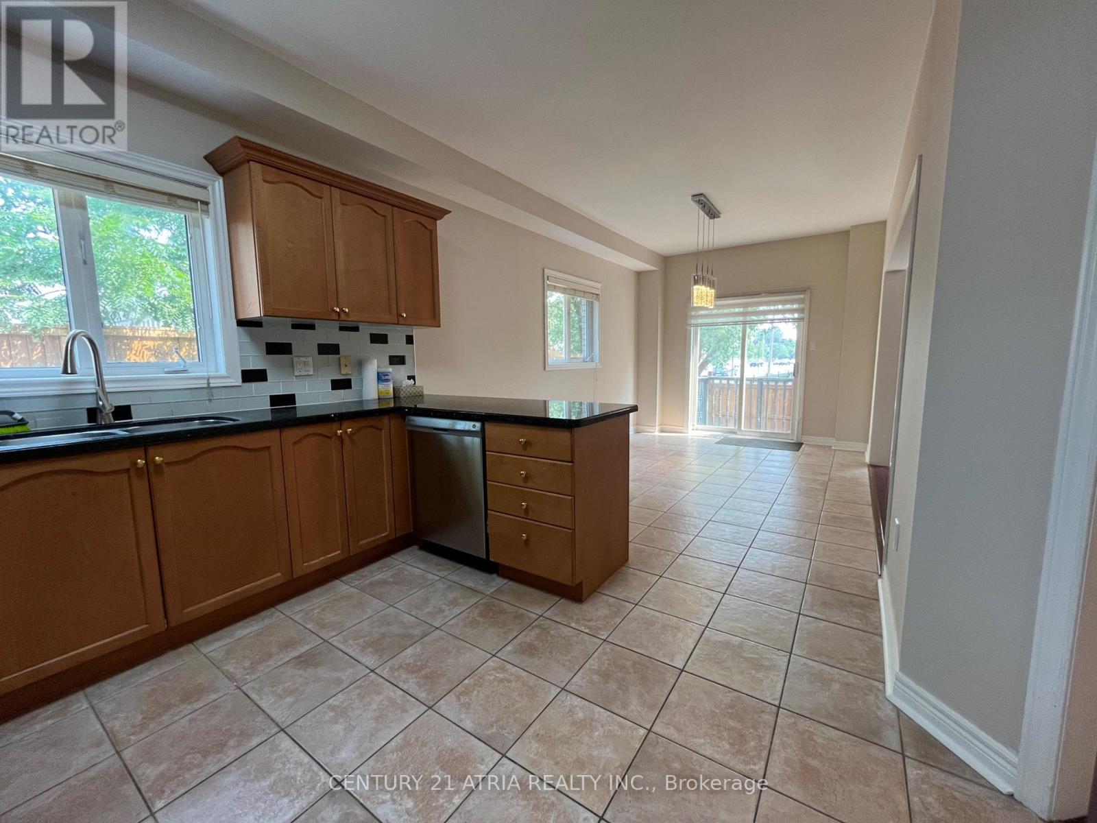 69 Loredana Court, Richmond Hill (Langstaff), Ontario  L4C 0P2 - Photo 4 - N13760046