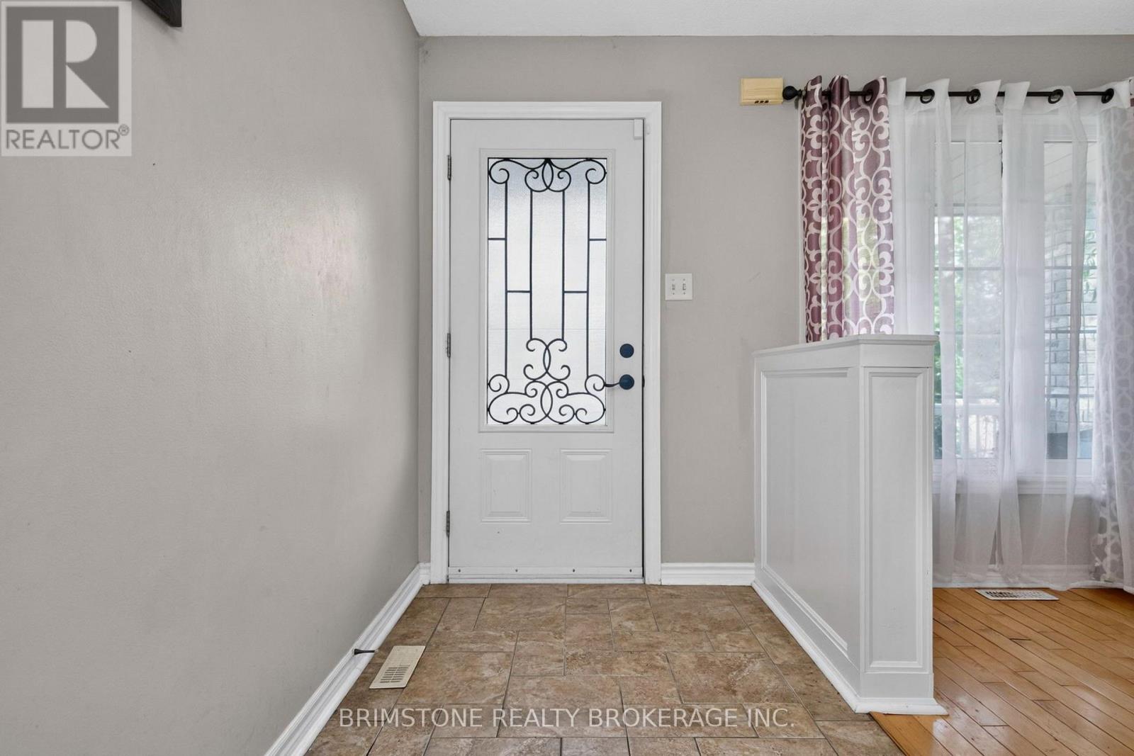 24 Stoneybrook Crescent, Barrie, Ontario  L4N 0A6 - Photo 2 - S13759976