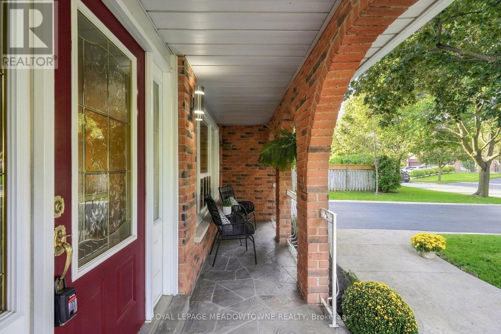 621 Moorelands Crescent, Milton, Ontario  L9T 4B3 - Photo 3 - W13760130