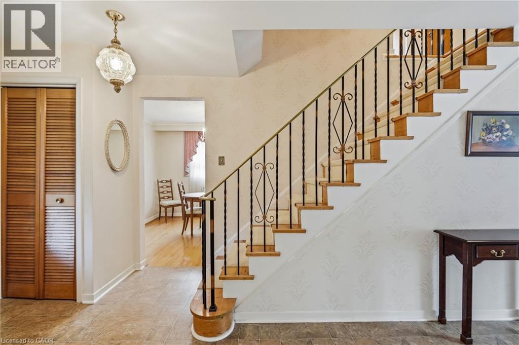 381 Clarksville Court, Mississauga, Ontario  L5A 1G7 - Photo 4 - 40859900