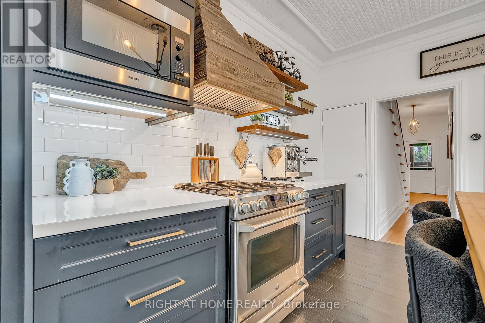 118 Lansdowne Avenue, Toronto, Ontario  M6K 2V9 - Photo 4 - W13759834