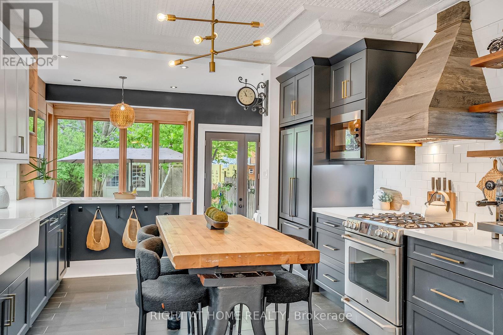 118 Lansdowne Avenue, Toronto, Ontario  M6K 2V9 - Photo 5 - W13759834