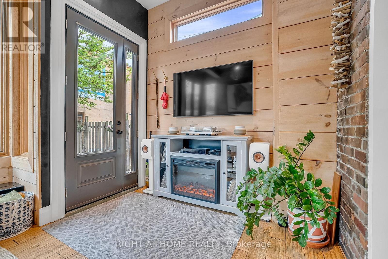 118 Lansdowne Avenue, Toronto, Ontario  M6K 2V9 - Photo 19 - W13759834