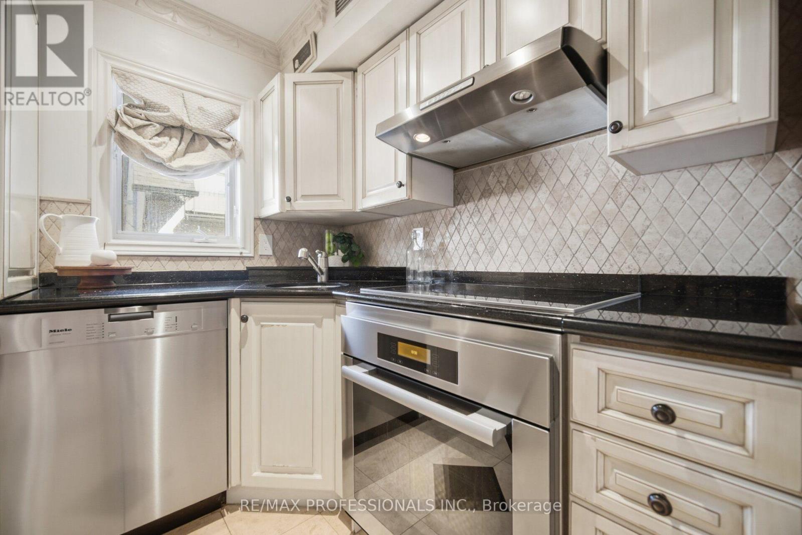 10 - 228 St George Street, Toronto, Ontario M5R 2N5 - Photo 17 - C13760196